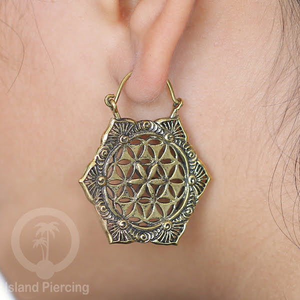 Anting kuningan gaya Maya, anting kuningan mandala, dan anting kuningan motif bali.