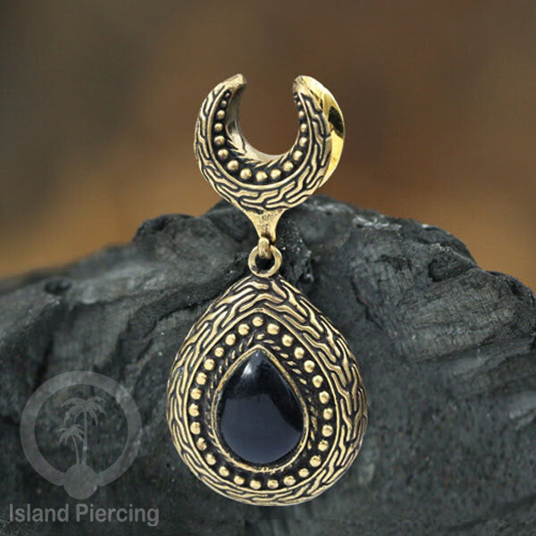Brass Ear-Saddle Tindik Plug Kuningan pakai Liontin tetes dengan Batu besar.