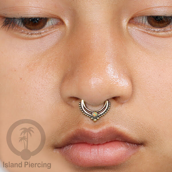 Septum piercing dan Tindik anting kuningan dengan batu, Daith, Helix dan Tragus Piercing