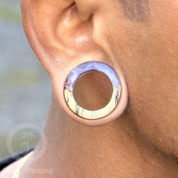 Tindik Ear-tunnel Piercing dari kayu ukiran tangan kombinasi resin warna warni