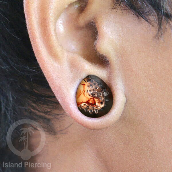 Tindik Ear-plug Piercing bentuk tetes dari kayu ukiran tangan motif abstrak dengan efek resin unik