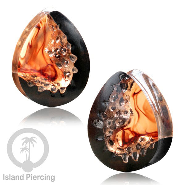 Tindik Ear-plug Piercing bentuk tetes dari kayu ukiran tangan motif abstrak dengan efek resin unik