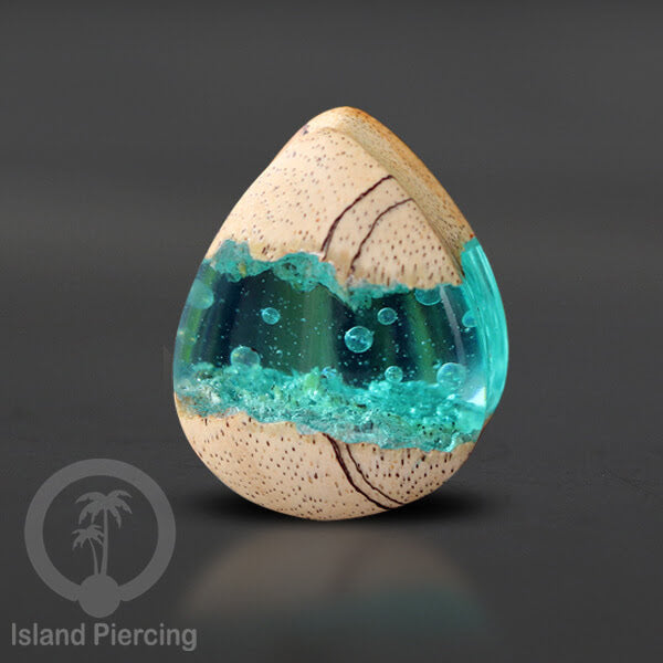 Tindik Ear-plug Piercing bentuk tetes dari kayu ukiran tangan motif abstrak dengan efek resin unik