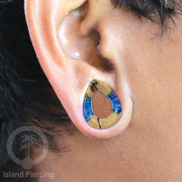 Tindik Ear-tunnel Piercing dari kayu ukiran tangan kombinasi resin warna warni