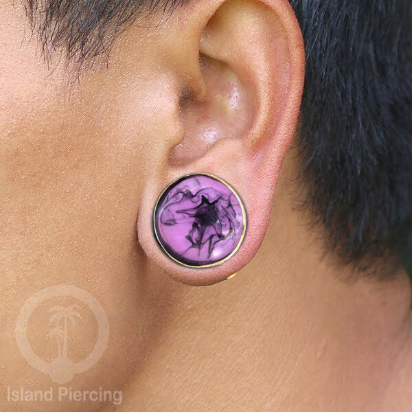 Tindik Ear-plug Resin dalam tunnel kuningan