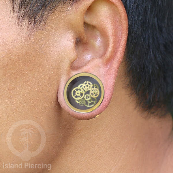 Tindik Ear-plug Resin dalam Flesh Tunnel Kuningan dengan desain Baja di dalam