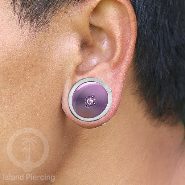 Tindik Ear-plug Resin dalam Flesh Tunnel Kuningan dengan desain Baja di dalam