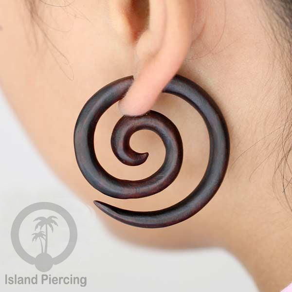 Anting Tindik Kayu ukiran tangan pakai sistem push cocok telinga. Fake wooden piercing jewelry