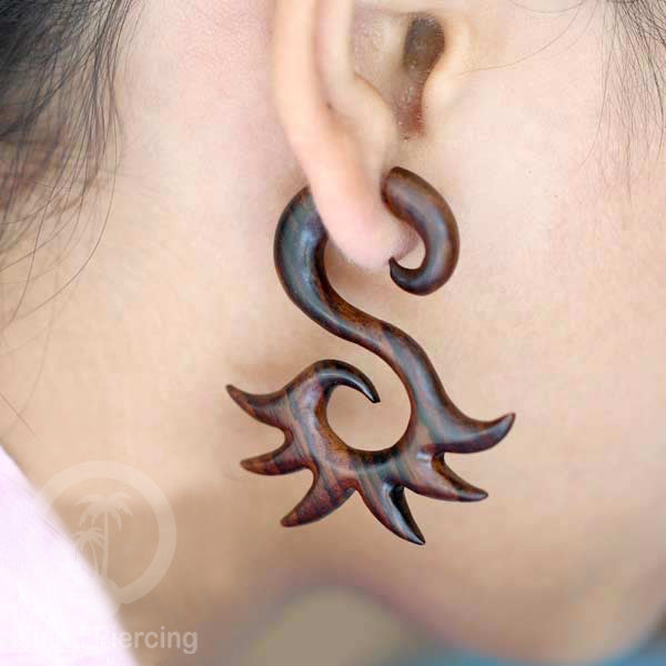 Anting Tindik Kayu ukiran tangan pakai sistem push cocok telinga. Fake wooden piercing jewelry