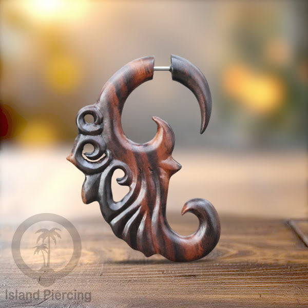 Anting Tindik Kayu ukiran tangan pakai sistem push bisa untuk semua lubang telinga.
