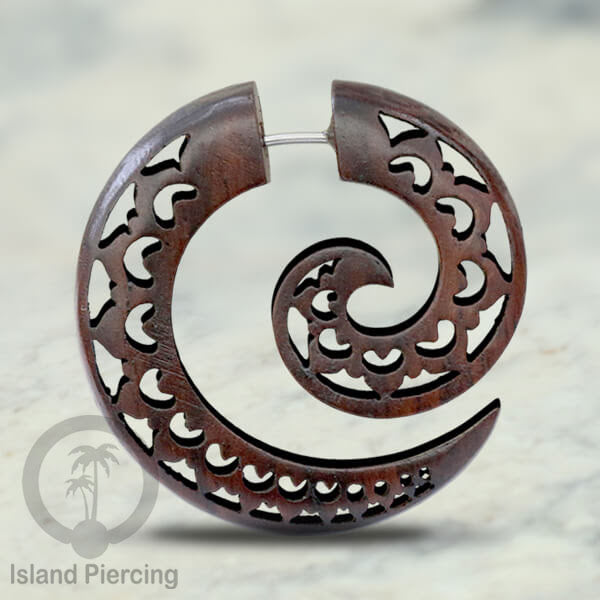 Anting kayu "fake piercing" model spiral dengan ukiran menarik. Fake wood piercing spirals with push system