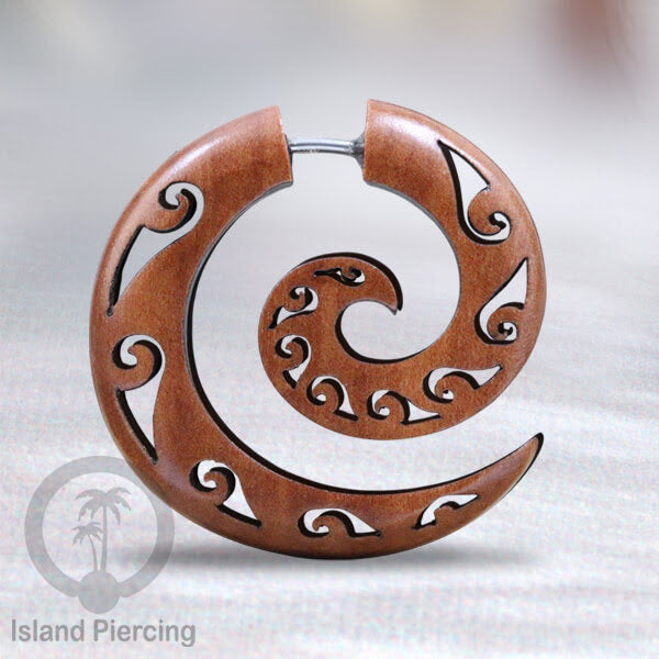 Anting kayu "fake piercing" model spiral dengan ukiran menarik. Fake wood piercing spirals with push system