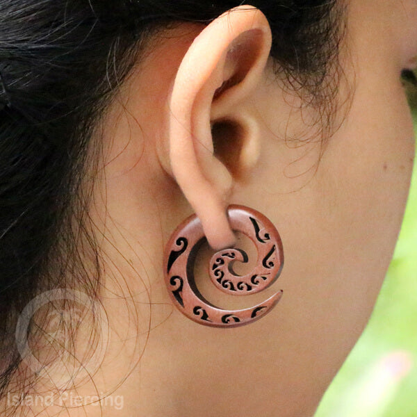 Anting kayu "fake piercing" model spiral dengan ukiran menarik. Fake wood piercing spirals with push system