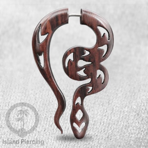 Anting Tindik kayu model sistem push dengan ukiran binatang tribal. Fake Piercing Wood Expanders