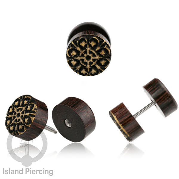 Fake wood plug, plug sistem push dari kayu untuk tindikan telinga lubang ukuran biasa.