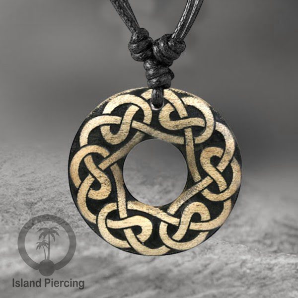 Kalung bandul kayu ukiran yang istimeva dari Bali Carved Wood Pendant Necklaces Bali Style