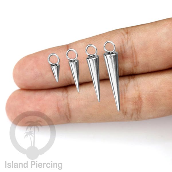 Body jewelry charm sebagai spike, yang bisa di pakai untuk dekorasi model lain seperti tragusm helix dan segment ring, steel charm.