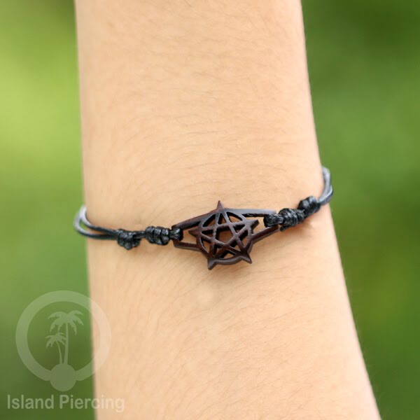 Gelang Tangan Tali yang pakai Liotin kayu banyak pilihan desain yang menarik, cocok untuk semua umur