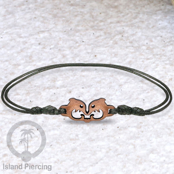 Gelang Tangan Tali yang pakai Liotin kayu banyak pilihan desain yang menarik, cocok untuk semua umur