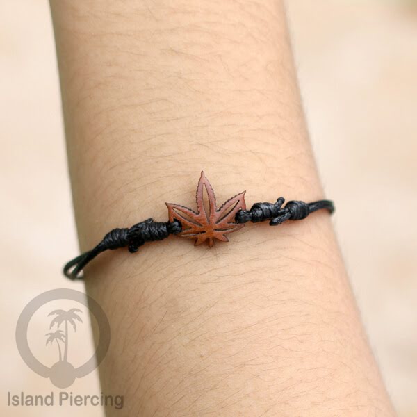 Gelang Tangan Tali yang pakai Liotin kayu banyak pilihan desain yang menarik, cocok untuk semua umur