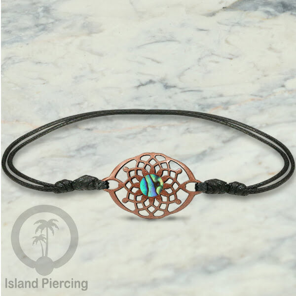 Gelang Tangan Tali yang pakai Liotin kayu Sawo dengan isi batu atau kerang asli