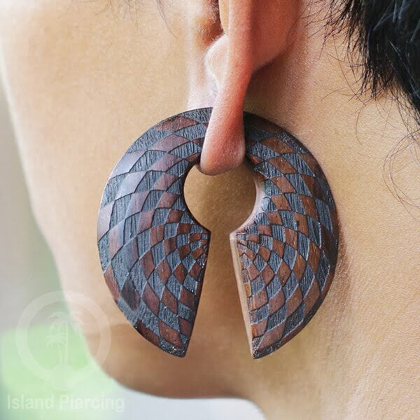 Tindik Anting Piercing Kayu Ear-weight untuk anting lubang besar dengan ukiran sangat menarik