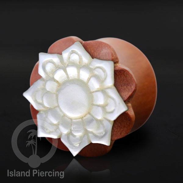 Anting Tindik Ear Plug ukiran tangan dari kayu, banyak motif termasuk yang pakai kerang laut