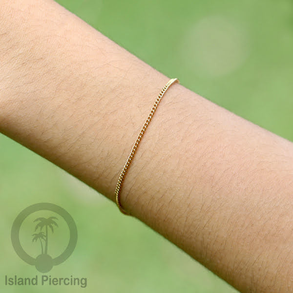 Gelang Tangan dari baja stainless warna emas. Model yang polos cocok untuk kombinasi.