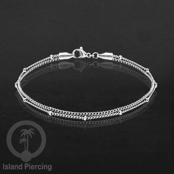 Gelang Tangan dari baja stainless warna silver. Model yang polos cocok untuk kombinasi.