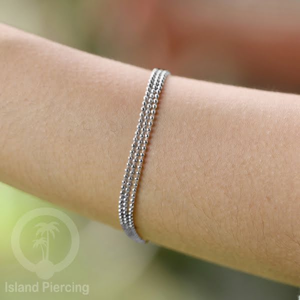 Gelang Tangan dari baja stainless warna silver. Model lebar 3-5 rantai.