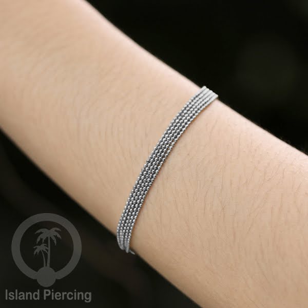 Gelang Tangan dari baja stainless warna silver. Model lebar 3-5 rantai.