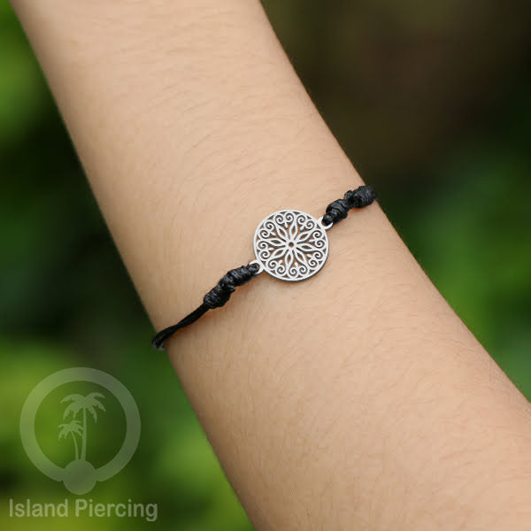 Gelang Tangan dari baja Stainless warna silver dengan pilihan desain yang cocok untuk semua umur