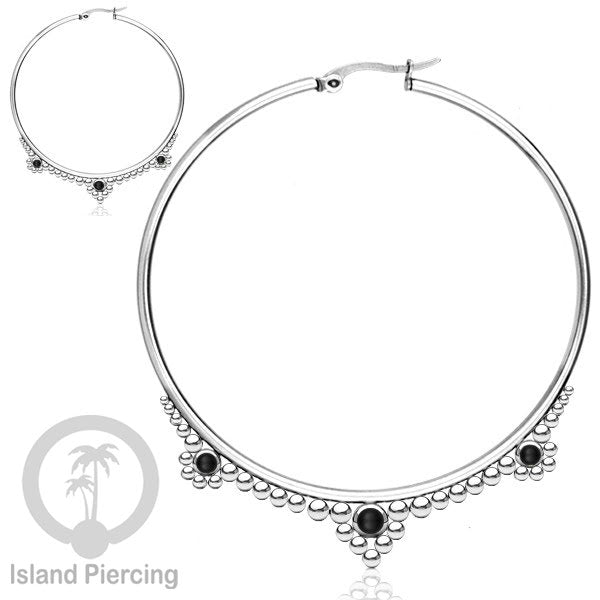Anting hoop stainless steel 60mm yang dihiasi dengan bola-bola baja kecil dan batu asli.