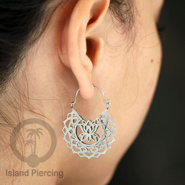 Anting stainless steel warna silver motif yang sangat unik