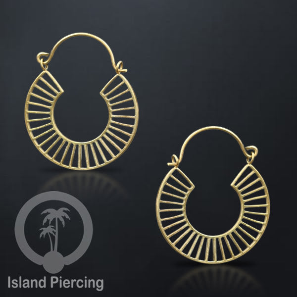 Anting stainless steel warna gold motif yang popular