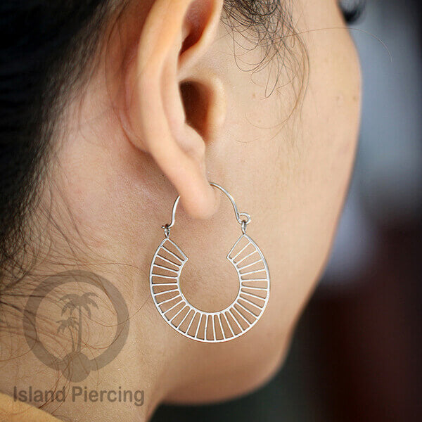 Anting stainless steel warna silver motif yang popular