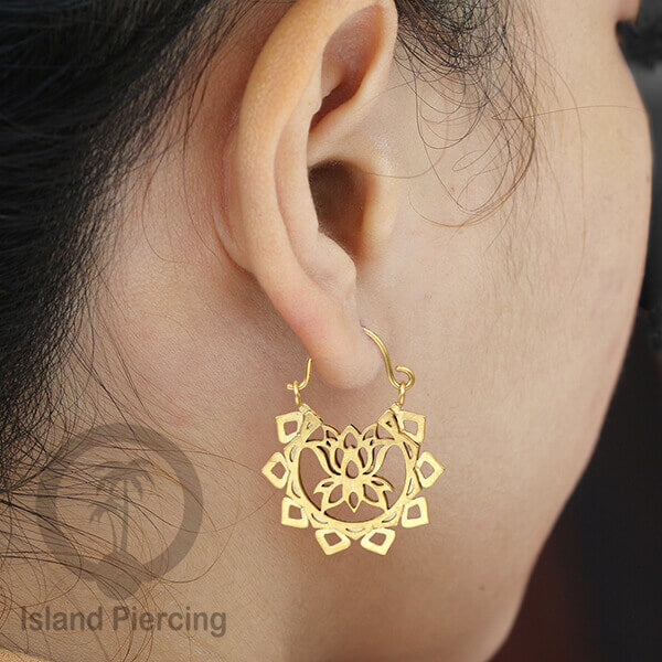 Anting stainless steel warna gold motif yang popular