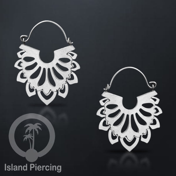 Anting stainless steel warna silver motif yang popular