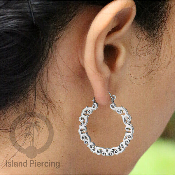 Anting stainless steel warna silver motif yang popular.