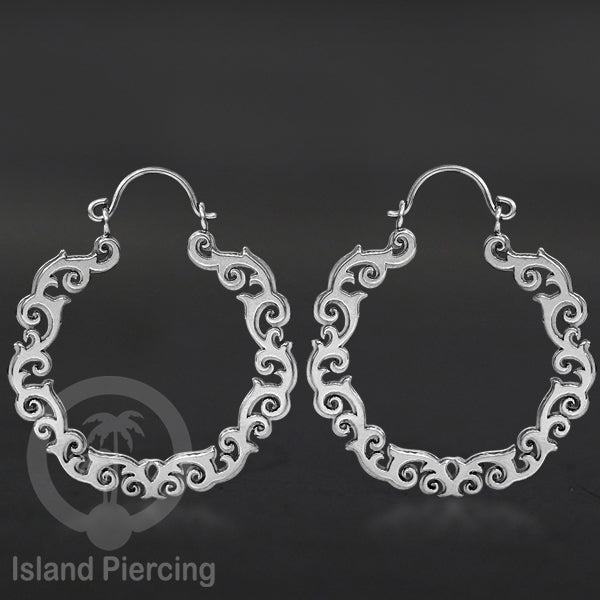 Anting stainless steel warna silver motif yang popular.