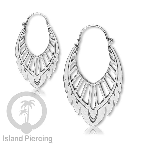 Anting stainless steel warna silver motif yang popular.