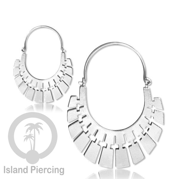 Anting stainless steel warna silver motif yang popular.