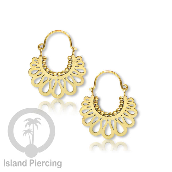 Anting stainless steel warna gold motif yang popular.