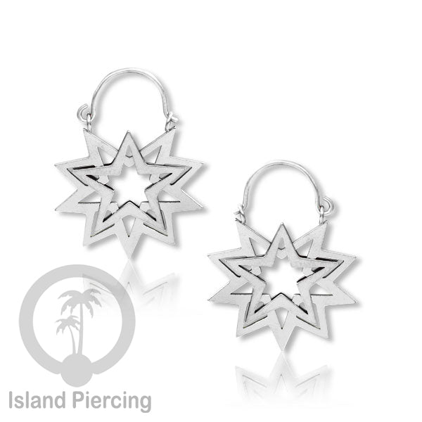 Anting stainless steel warna silver motif yang popular.