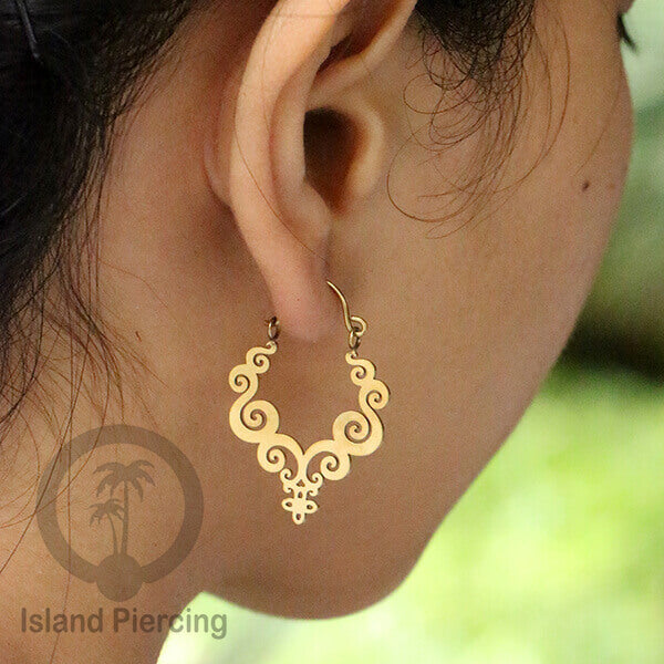 Anting stainless steel warna gold motif yang popular.