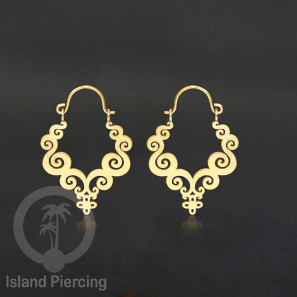 Anting stainless steel warna gold motif yang popular.