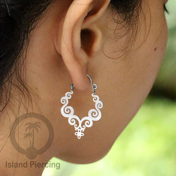 Anting stainless steel warna silver motif yang popular.