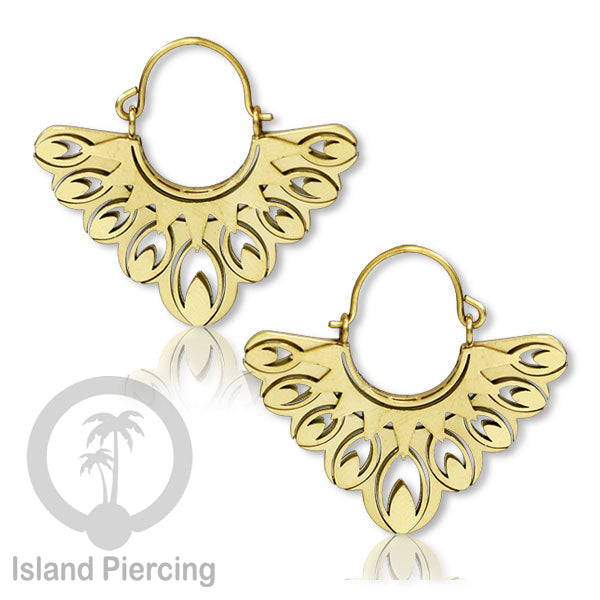 Anting stainless steel warna gold motif yang popular.