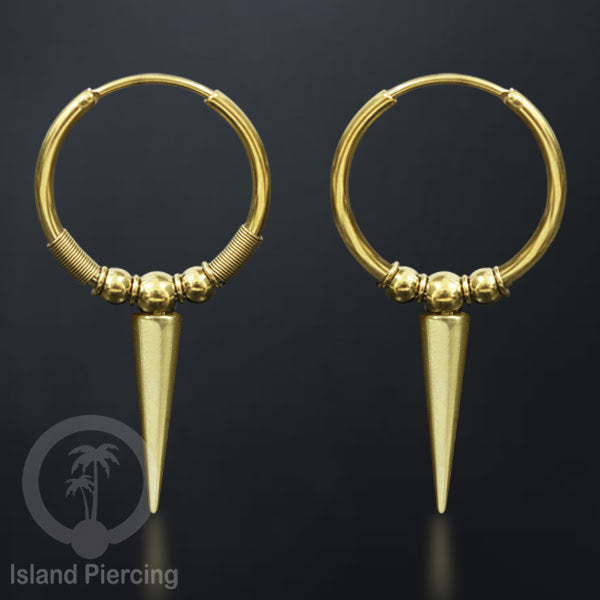 Anting hoop baja dengan paku tersedia dalam warna silver atau gold.