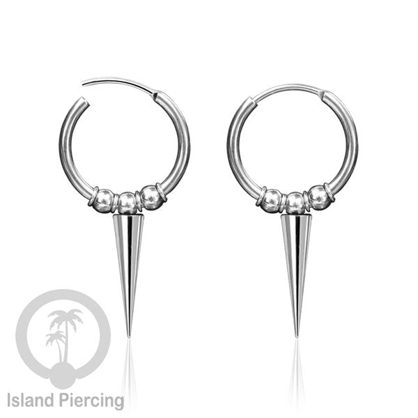 Anting hoop baja dengan paku tersedia dalam warna silver atau gold.